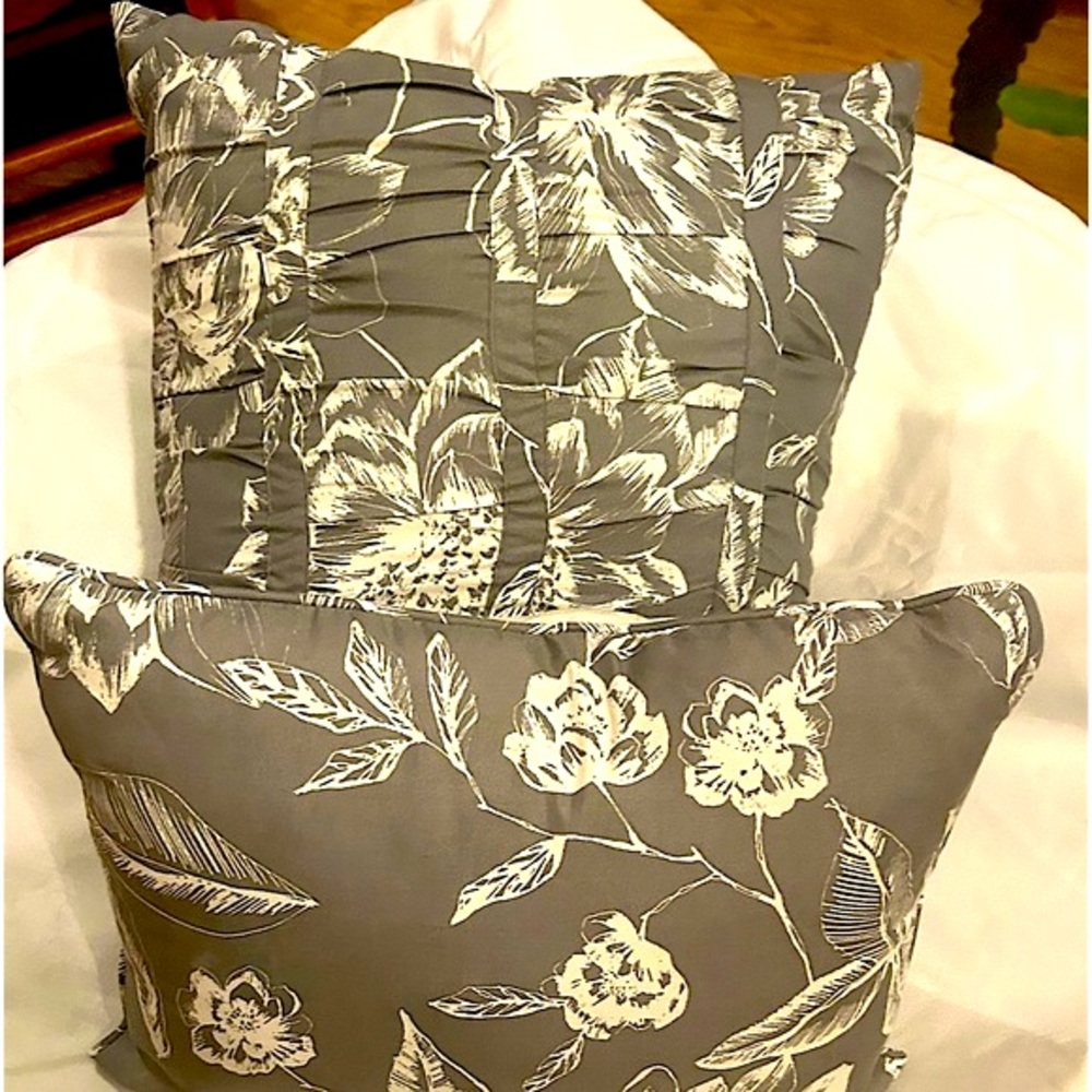 SET OF 2 GREY AND WHITE THROW PILLOWS!